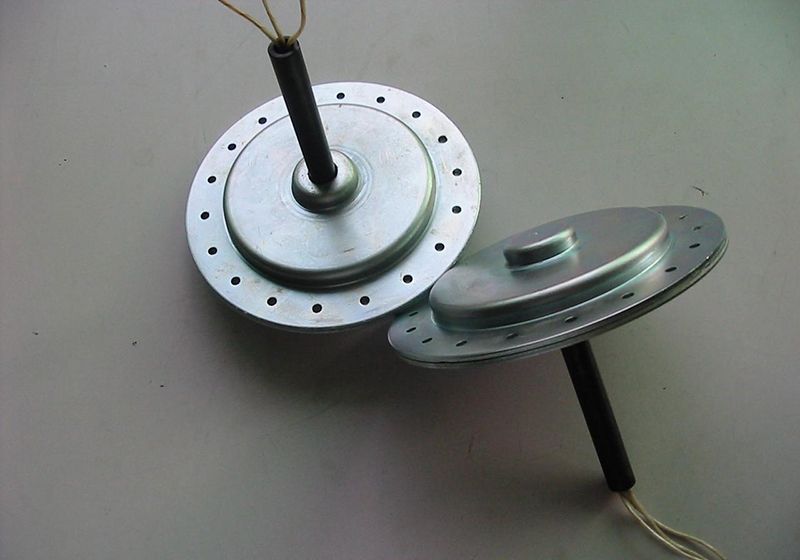 磁盤式三相發(fā)電機星連接有四個終端，如何連接整流器橋？