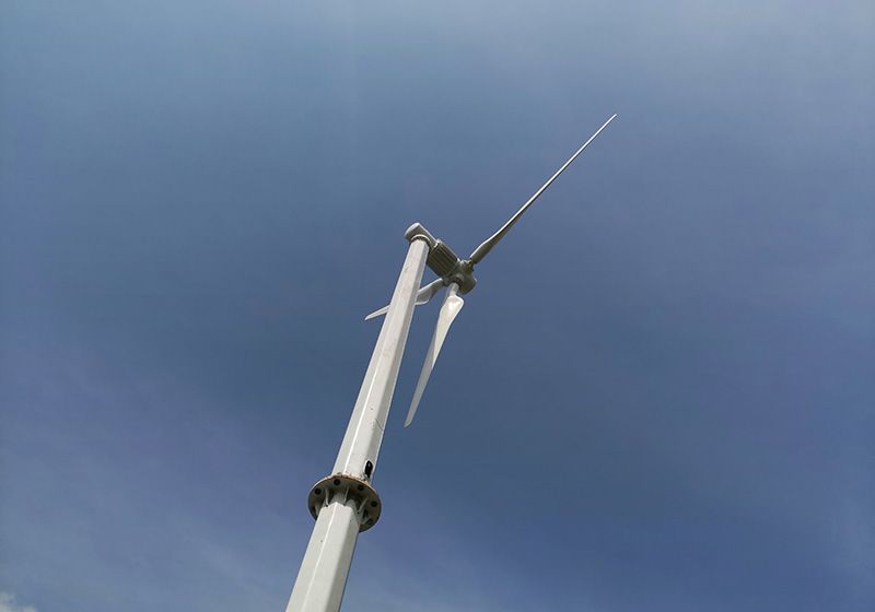 小型家用光伏板和小型風(fēng)力發(fā)電機能同時連接電池嗎？